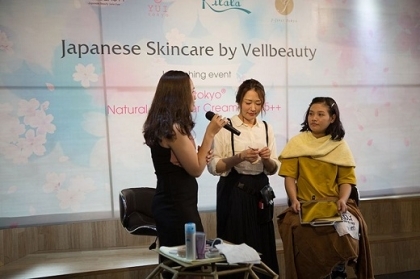 Bôi kem chống nắng sai cách: Da bí bách, nguy cơ mụn ẩn 