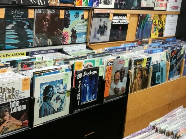 Có gì đặc biệt trong những chiếc đĩa than “pressed in Japan”?