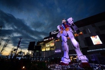 Gundam, người máy khổng lồ ở Odaiba