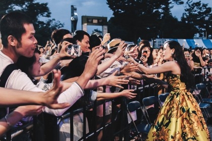 Hồ Quỳnh Hương cảm động trước tình cảm của khán giả ở Nhật 