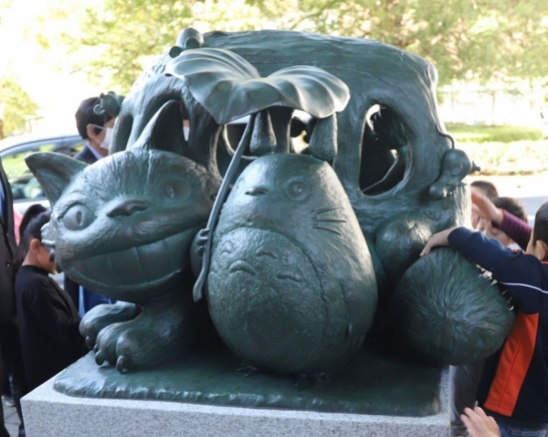 Bức tượng My Neighbor Totoro bằng đồng ở trước ga Tokorozawa