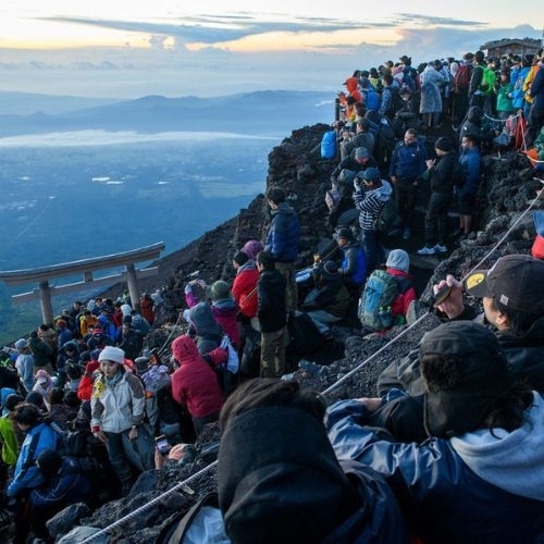 Núi Phú Sĩ đối mặt với vấn nạn quá tải du lịch