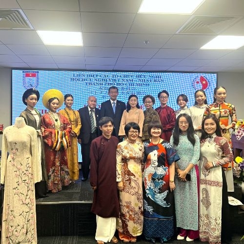 Mang Áo dài đến gần hơn với người Nhật