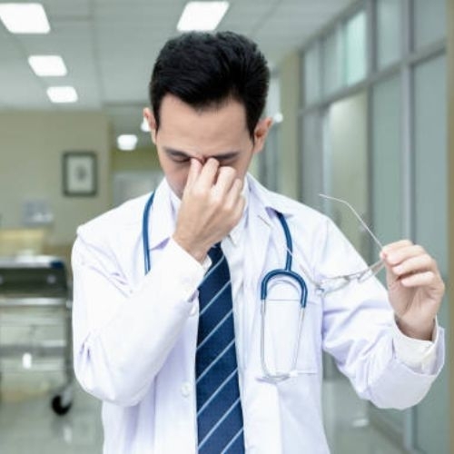 Một bác sĩ qua đời vì làm thêm 207 giờ một tháng