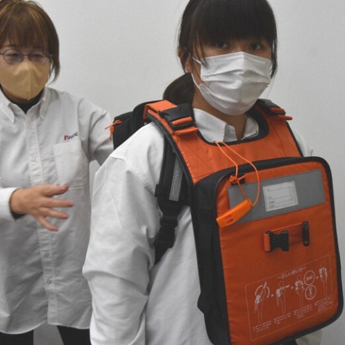 Công ty Nhật Bản ra mắt balo học sinh kiêm áo phao