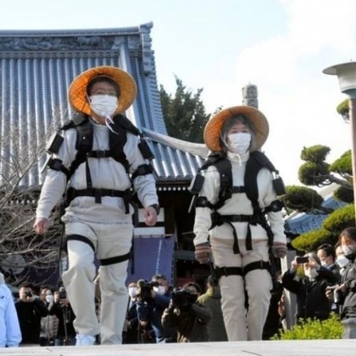 Nhật Bản phát triển trang phục robot cho người hành hương 