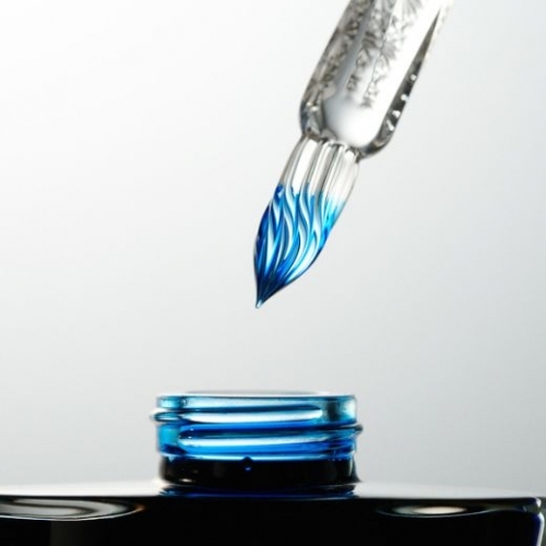 Sự quyến rũ của chiếc bút thủy tinh được chạm khắc bằng kỹ thuật Edo Kiriko