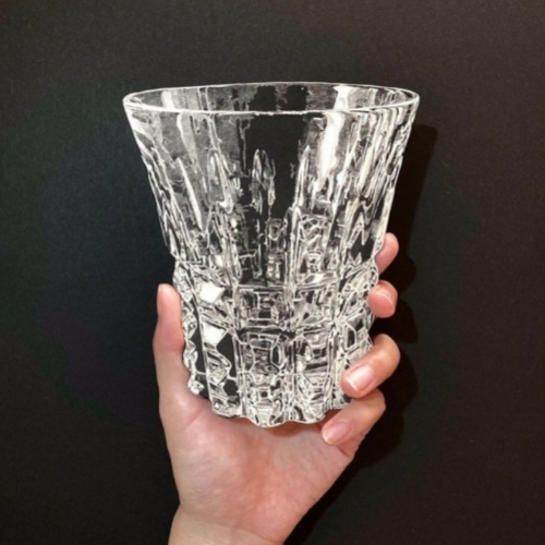 Tác phẩm thủy tinh được tạo ra bằng nghệ thuật cắt giấy