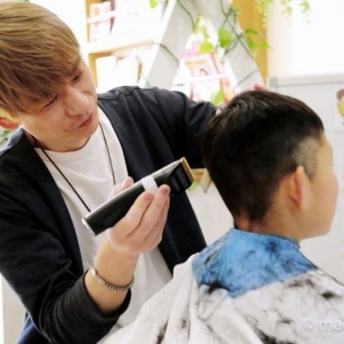 Người đàn ông mang dịch vụ cắt tóc yêu thương đến trẻ chậm phát triển