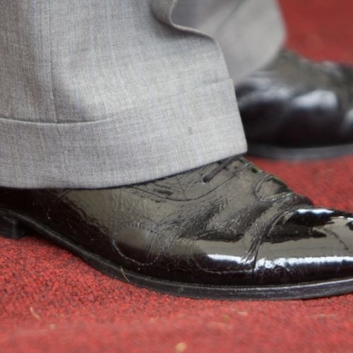 Phong cách vá giày ở Nhật lấy cảm hứng từ Vua Charles III