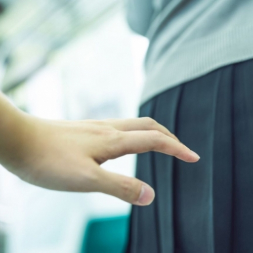 Chikan: Phải làm gì khi bị quấy rối tại nơi công cộng?