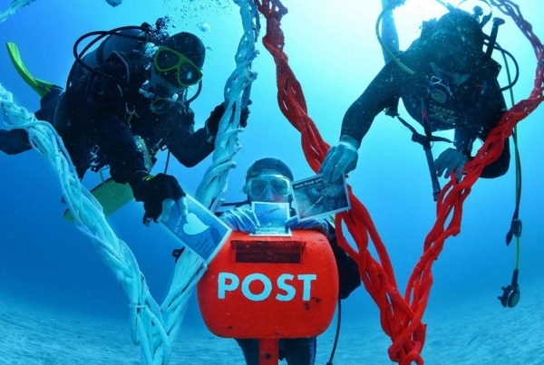 Thùng thư kỳ lạ đưới đáy Vịnh Susami