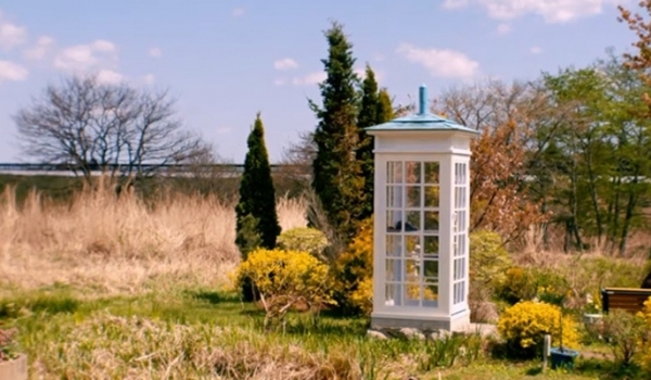 Chiếc buồng điện thoại kết nối với hư không