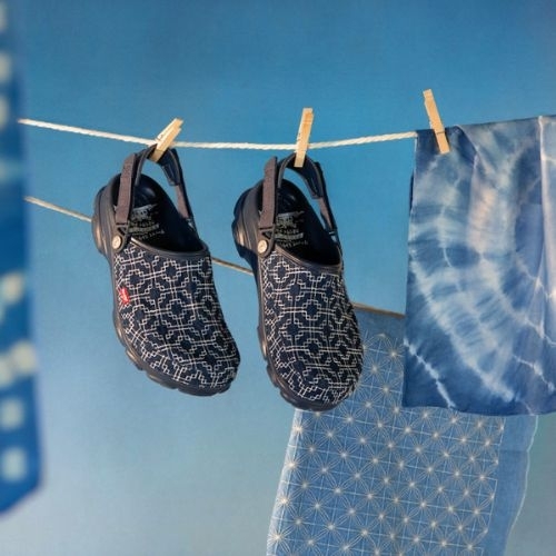 BST Levi's x Crocs lấy cảm hứng từ kỹ thuật nhuộm thêu truyền thống