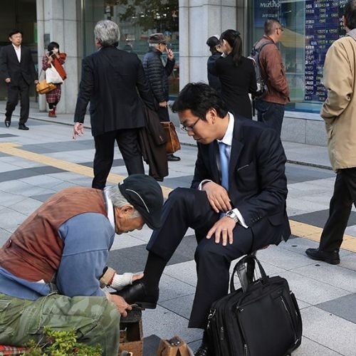 Những người đánh giày cuối cùng trên đường phố Nhật Bản