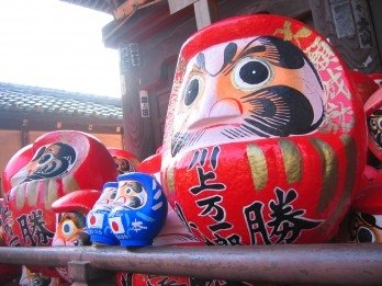 Búp bê Daruma và bài học "7 lần ngã, 8 lần đứng dậy"