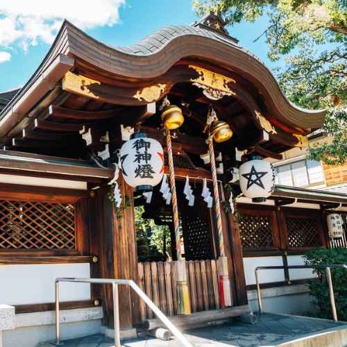 Ngôi sao năm cánh tại ngôi đền thờ phụng Abe no Seimei có ý nghĩa gì?