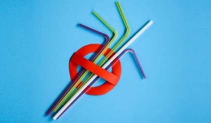 Nhật Bản cấm dùng ống hút, dao nhựa trong cơ quan chính phủ