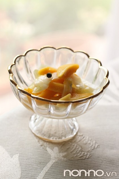 Đãi khách với món nộm xoài cần tây