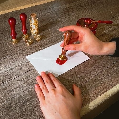 Quán cà phê trao đổi thư bằng máy Gacha