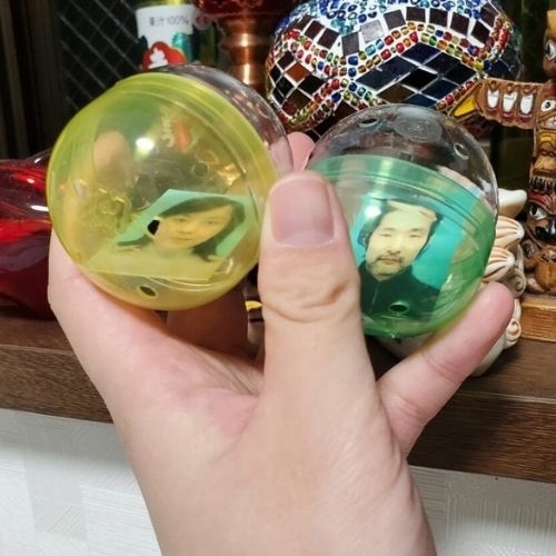 Máy Gachapon bán ảnh thẻ của người lạ ngẫu nhiên