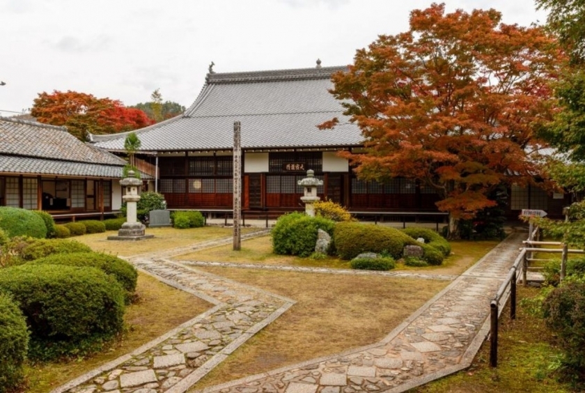 Cửa sổ thần linh và "trần nhà đẫm máu" tại chùa Genko