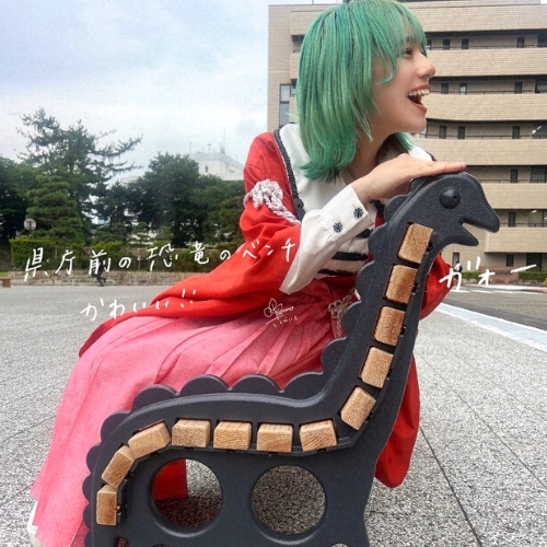 Băng ghế "khủng long” ở Nhật Bản gây sốt trên mạng xã hội