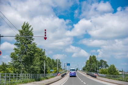 Vì sao các con đường ở Hokkaido lại có những mũi tên chỉ xuống đất?