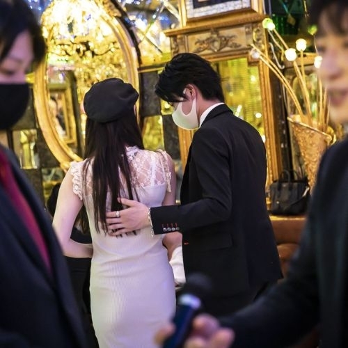 Cô gái rơi vào cảnh nợ nần vì dịch vụ host club