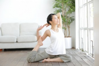 Tập luyện môn Yoga một cách hứng thú