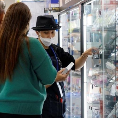 Đồng Yên rớt giá, người Nhật chọn mua điện thoại cũ