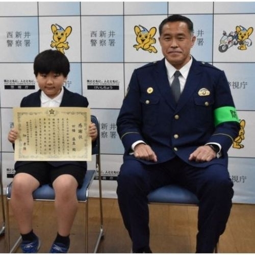 Khen thưởng cậu bé 10 tuổi dắt học sinh lớp 1 đi lạc đến đồn cảnh sát