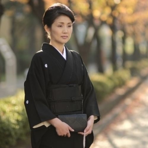 Ly hôn sau khi chồng qua đời: Cách giải thoát cho người ở lại?