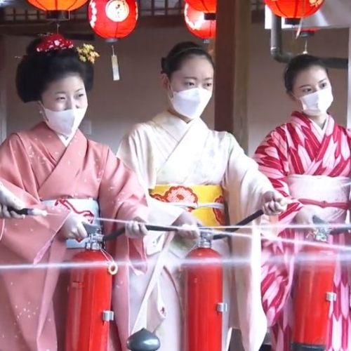 Cảnh Maiko diễn tập chữa cháy bất ngờ gây sốt mạng xã hội