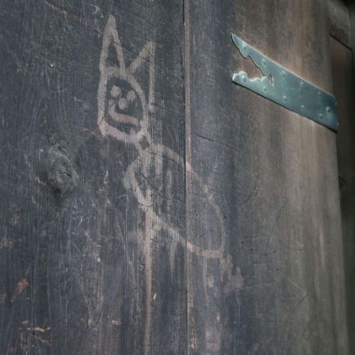 Phá hoại ngôi chùa bằng hình vẽ mèo