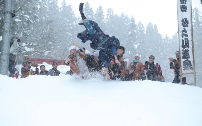 Lễ hội ném chú rể từ vách núi tuyết cao 5m tại Nhật Bản