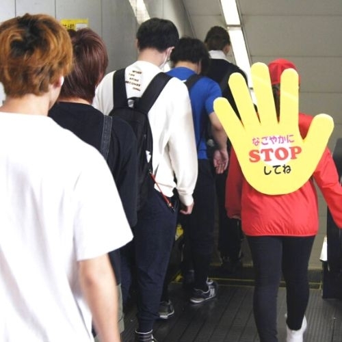 Thành phố Nagoya cấm đi bộ trên thang cuốn