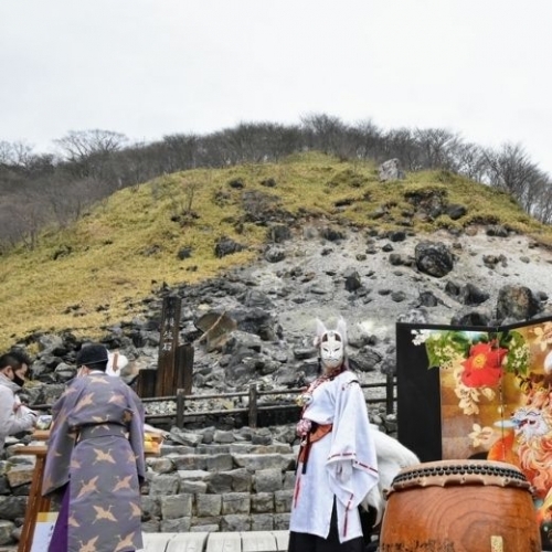 Nghi lễ xoa dịu linh hồn hồ ly bị phong ấn trong tảng đá độc