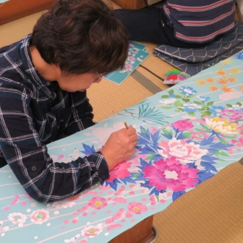 Điểm hoa trên Kimono với nghệ thuật nhuộm Kaga Yuzen