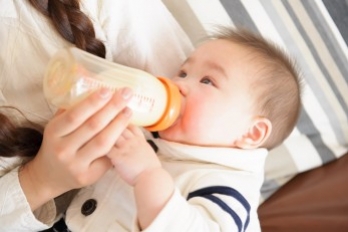 Vì sao cha mẹ Nhật không cuồng sữa bột?