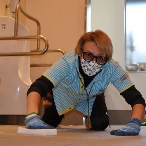 Người cha trở thành nhân viên dọn vệ sinh "cool ngầu" nhất vì con gái