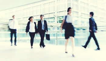 Chạy theo việc hay việc "chạy" theo mình?
