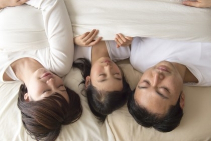 Học hỏi kiểu ngủ hình chữ 川 của bố mẹ Nhật