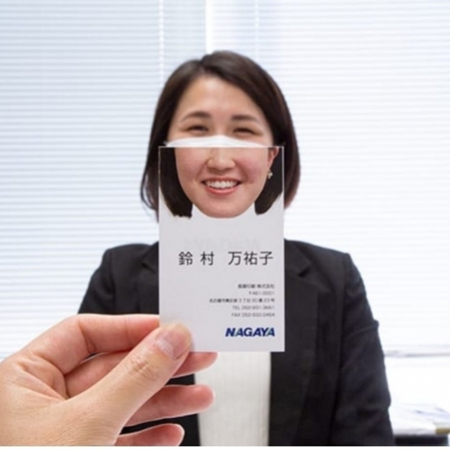 Danh thiếp nụ cười xóa nhòa khoảng cách dưới lớp khẩu trang