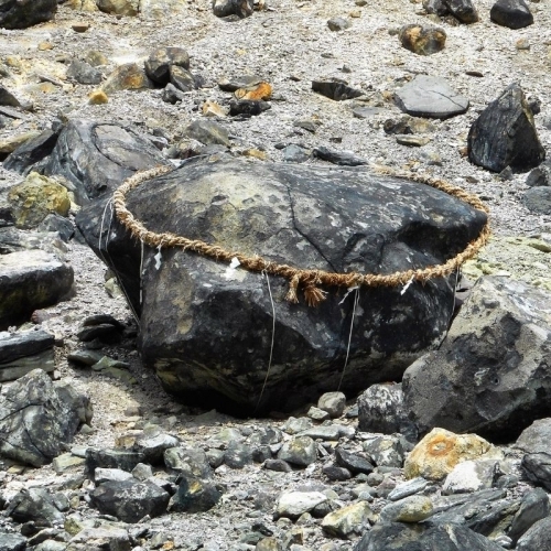 Tảng đá độc Sessho-seki, hóa thân của cửu vĩ hồ ở Nhật Bản