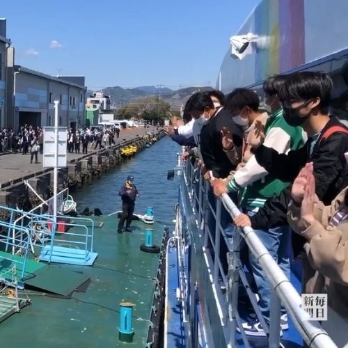 Không lo kẹt xe khi đi học bằng tàu du lịch