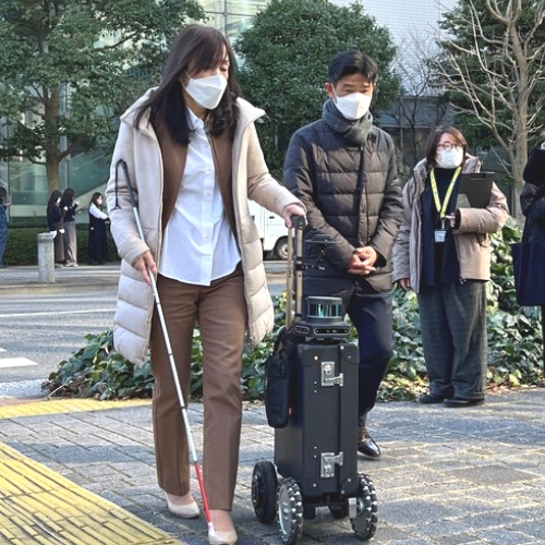 Vali AI: Chiếc vali kiêm vai trò dẫn đường cho người khiếm thị