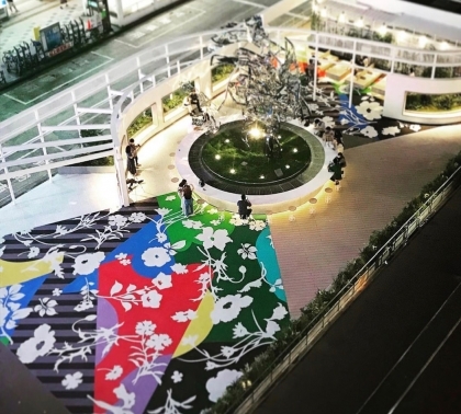 Quảng trường nghệ thuật mới được xây dựng bên ngoài ga Shinjuku