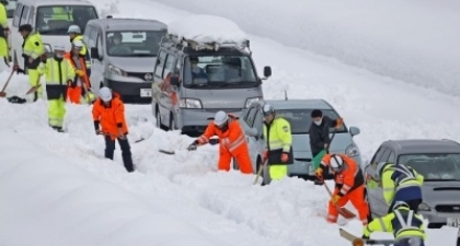 Nhiều phương tiện giao thông bị mắc kẹt vì tuyết dày ở Nhật 