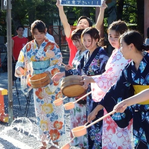 Xóa tan cái nóng mùa hè cùng văn hóa tạt nước Uchimizu